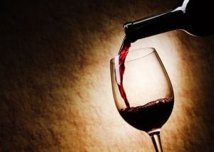 Cómo beber vino tinto sin manchar los dientes