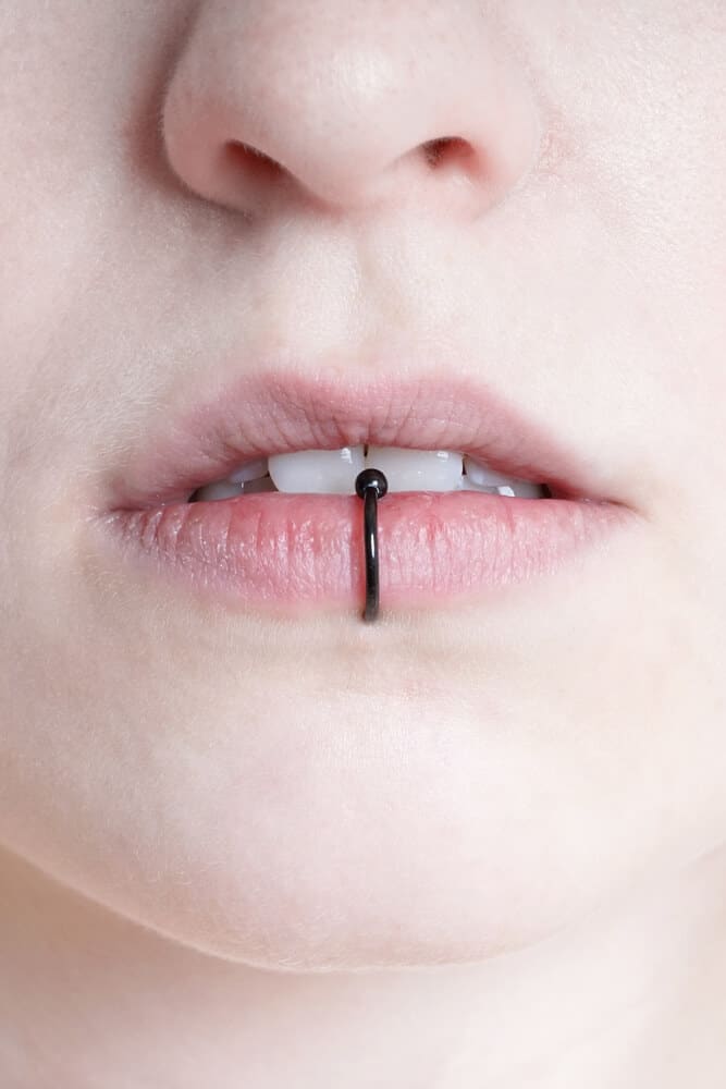piercing aro labio inferior
