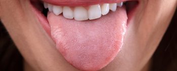 chica sacando la lengua