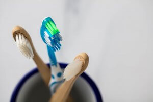 cepillo de dientes de bambú vs plástico
