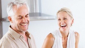 dentier bien fixé grâce à colle dentaire