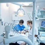 Auprès du dentiste après la formation d'assistante dentaire