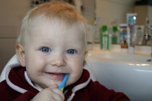 bébé se brossant les dents