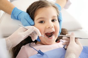 Enfant chez le dentiste