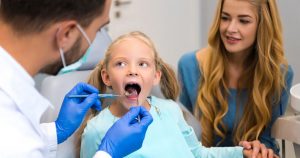 enfant chez le dentiste