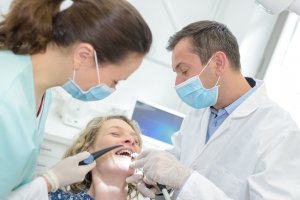 rire sur le fauteuil du dentiste