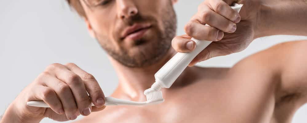 homme qui se brosse les dents