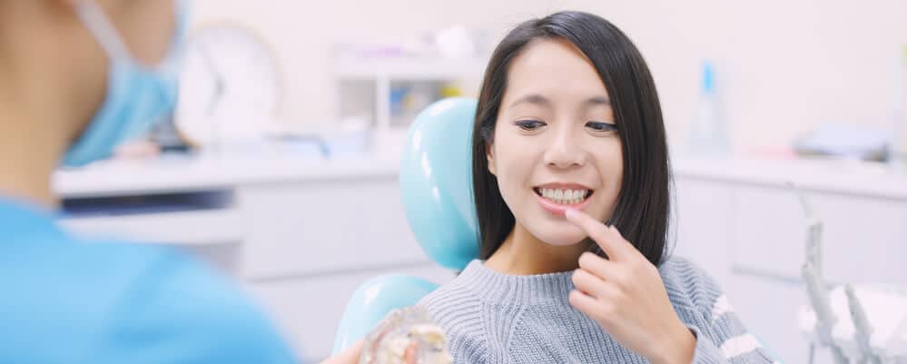 implant dentaire femme dentiste