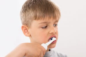 garçon qui se brosse les dents