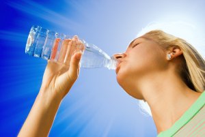 femme qui boit de l'eau