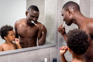 brossage des dents papa et enfant
