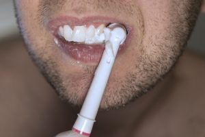 homme se brosse les dents